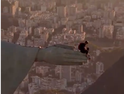 Homem invade Cristo Redentor, no Rio de Janeiro, e faz salto irregular de paraquedas