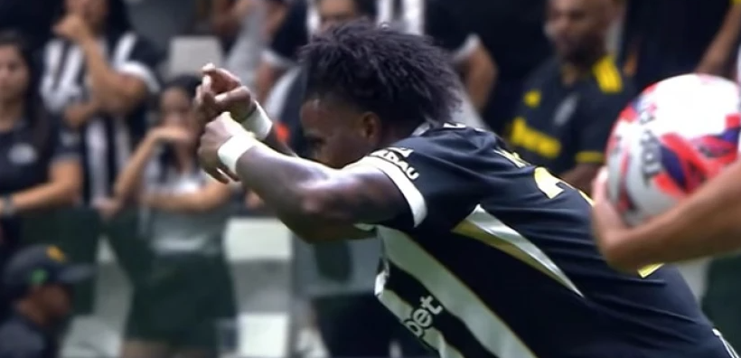 Titular do Atlético se lesiona e deixa duelo contra o Cruzeiro no primeiro tempo
