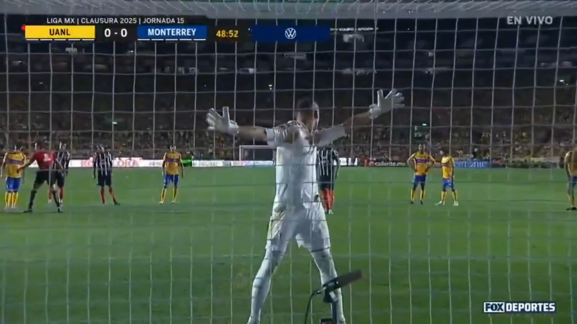 Goleiro dá as costas para Sergio Ramos em pênalti bizarro no Mexicano