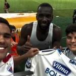 Bolasie presenteia torcedor do Fortaleza com camisa do Cruzeiro