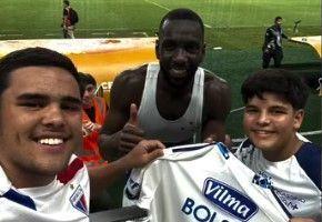 Bolasie presenteou torcedor do Fortaleza com camisa após vitória do Cruzeiro por 2 a 0 no Castelão