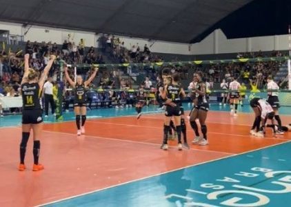 Dentil Praia Clube celebra vitória por 3 sets a 0 sobre o Sesi Bauru, pela Copa Brasil Feminina 2026