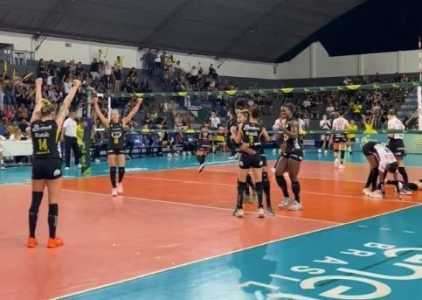 Dentil Praia Clube celebra vitória por 3 sets a 0 sobre o Sesi Bauru, pela Copa Brasil Feminina 2026