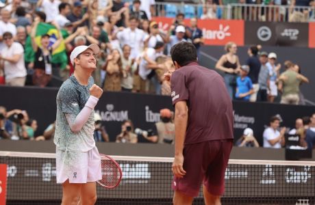 João Fonseca e Marcelo Melo comemoram na final do Rio Open 2026 nas duplas