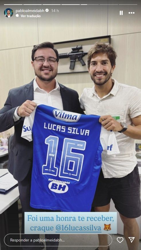 Lucas Silva visita vereador bolsonarista de BH e o presenteia com camisa do Cruzeiro
