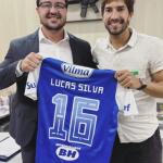 Lucas Silva visita vereador bolsonarista de BH e o presenteia com camisa do Cruzeiro