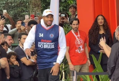 Giannis Antetokounmpo participa de reinauguração de quadra de basquete no RJ