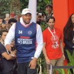 Giannis Antetokounmpo participa de reinauguração de quadra de basquete no RJ