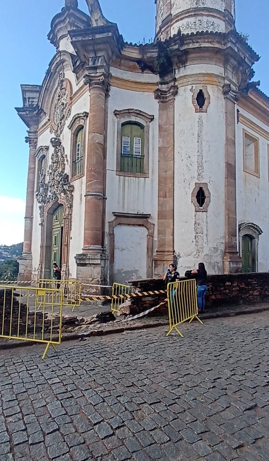 Muro da Igreja São Francisco de Assis em Ouro Preto é atingido por carro em alta velocidade