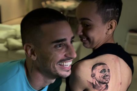 Thiago Galhardo tenta repetir expressão da tatuagem da fã
