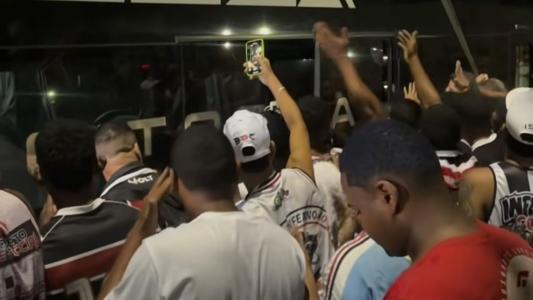 Torcedores do Santa Cruz aglomerados ao lado do ônibus com a delegação