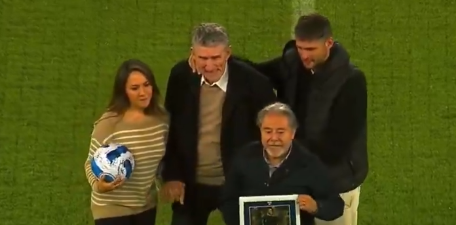 Ex-treinador do São Paulo é homenageado em amistoso no Equador