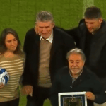 Ex-treinador do São Paulo é homenageado em amistoso no Equador