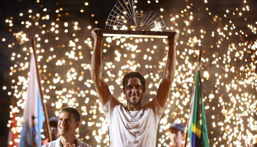 Tomás Martín Etcheverry comemora título do Rio Open 2026