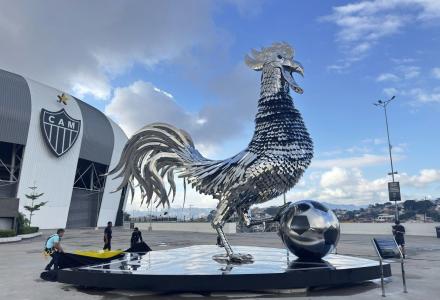 Galo Inox da Arena MRV, instalado em parceria do Atlético com a Aperam