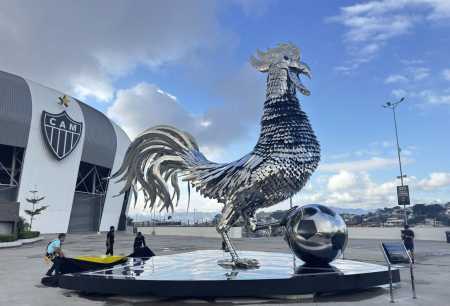 Galo Inox da Arena MRV, instalado em parceria do Atlético com a Aperam