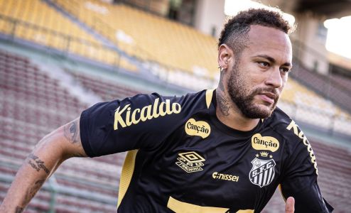 Neymar durante treino no Santos em maio de 2025 no Pituaçu, em Salvador