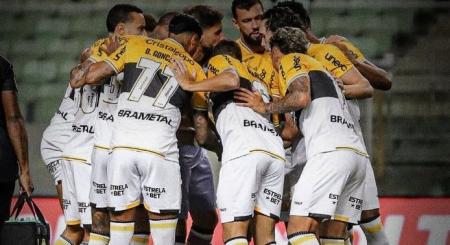 Time do Criciúma em corrente antes de jogo contra o América na Série B de 2025