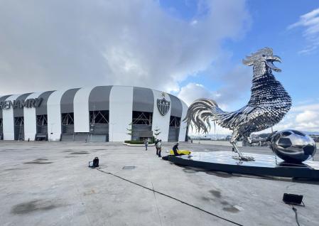 Galo Inox da Arena MRV, instalado em parceria do Atlético com a Aperam