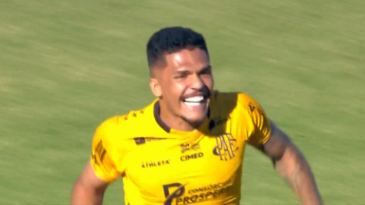 Gabriel Tota, do Pouso Alegre, comemora gol sobre o Atlético