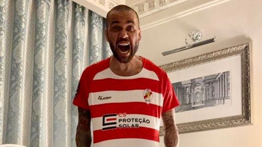 Daniel Alves posa com camisa do Sporting Clube São João de Ver, da 3ª divisão de Portugal