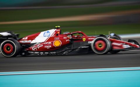 Lewis Hamilton durante o GB de Abu Dhabi 2025, pela Ferrari