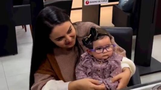 "Oi, princesa! Eu sou sua mamãe" disse à Maria Júlia