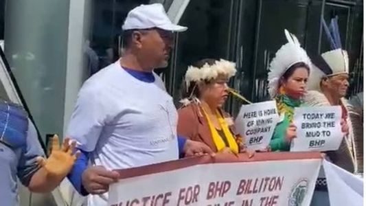 Atingidos pela barragem protestam em frente à sede da BHP em Londres