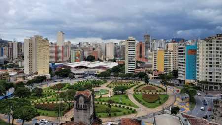 Se notar rachaduras nas paredes das casas ou o surgimento de fendas, depressões ou minas d’água no terreno, avise imediatamente a Defesa Civil
