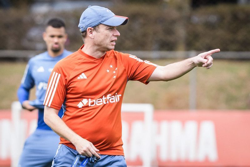 Escalação do Cruzeiro: Seabra mudará time titular para clássico com Atlético
