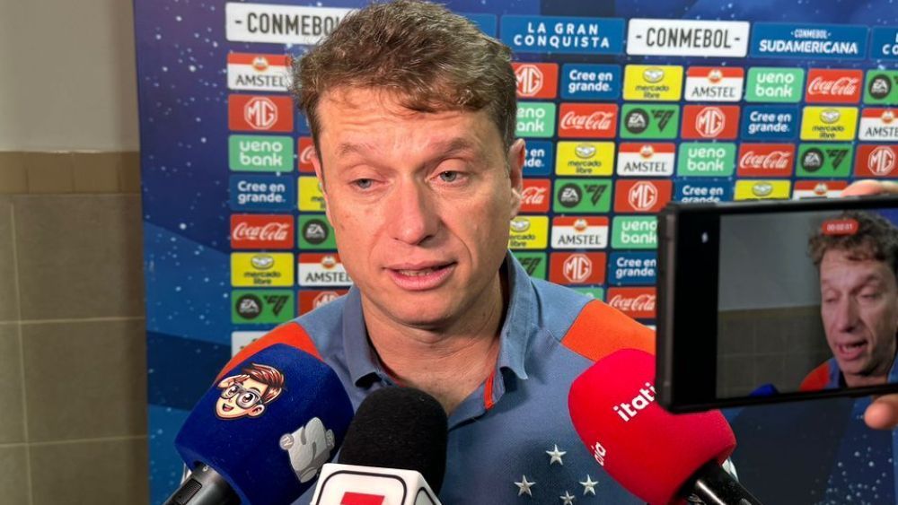 Fernando Seabra valoriza 'tranquilidade' do Cruzeiro em triunfo no Paraguai