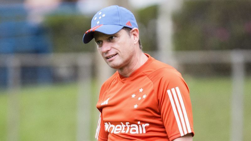 Diretor explica por que Cruzeiro escolheu Larcamón e não efetivou Seabra em 2023