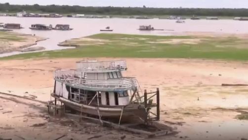 Seca tem provocado desabastecimento de comida e água, além de prejuízos à navegação e à economia da região