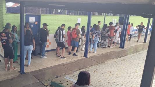 Seções eleitorais tiveram filas neste domingo (1°) de votação para o Conselho Tutelar