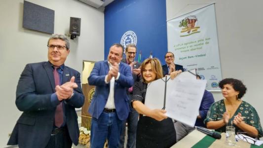 Secretario de Agricultura, Thales Fernandes (blazer azul) no dia da assinatura do documento