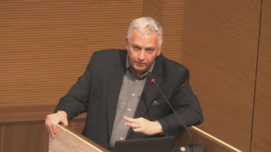 Secretário do Clima de SP diz que "planeta se salva sozinho" e é chamado de negacionista por procuradora.