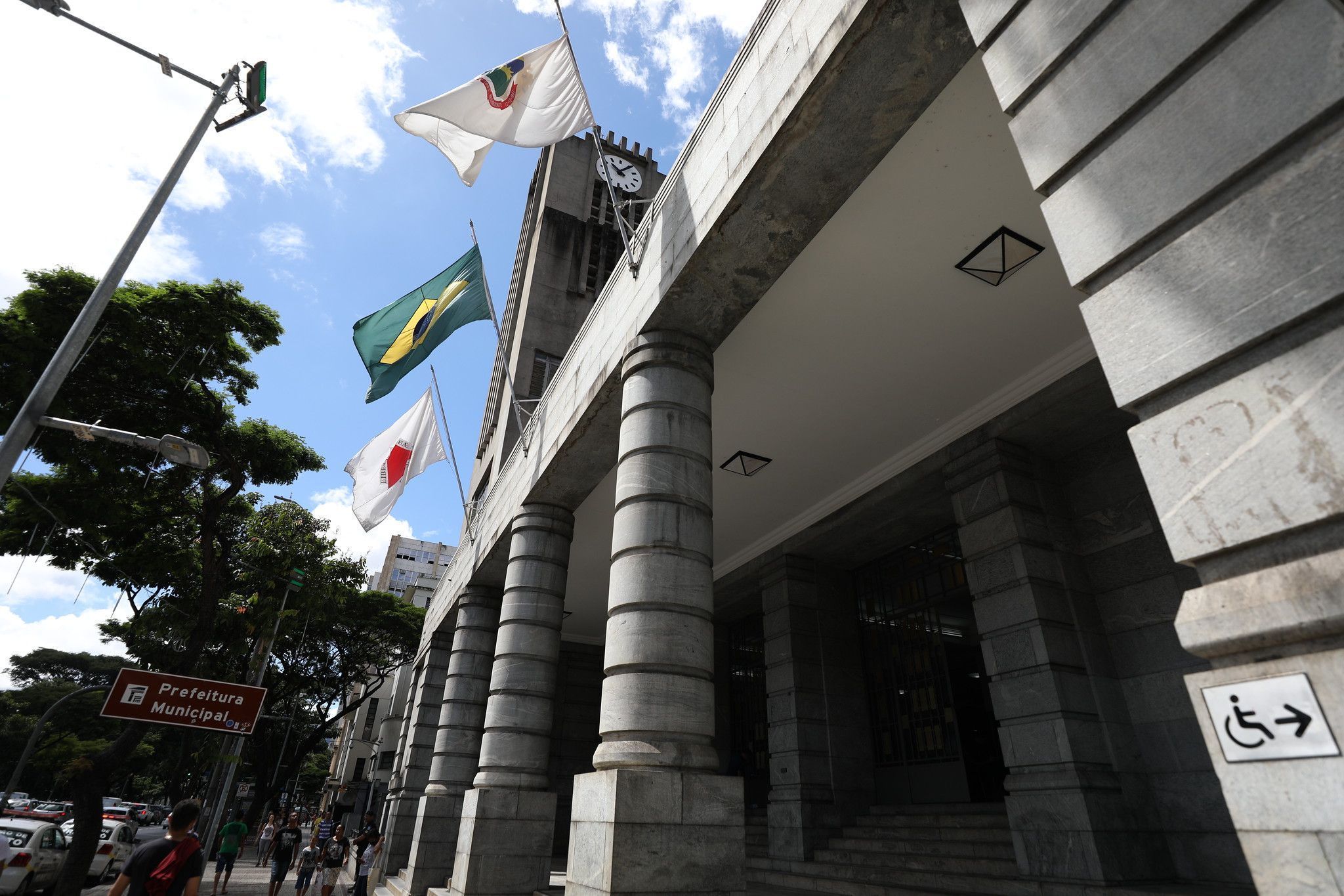 Prefeitura de BH sanciona reajuste de 2,4% para servidores do Executivo