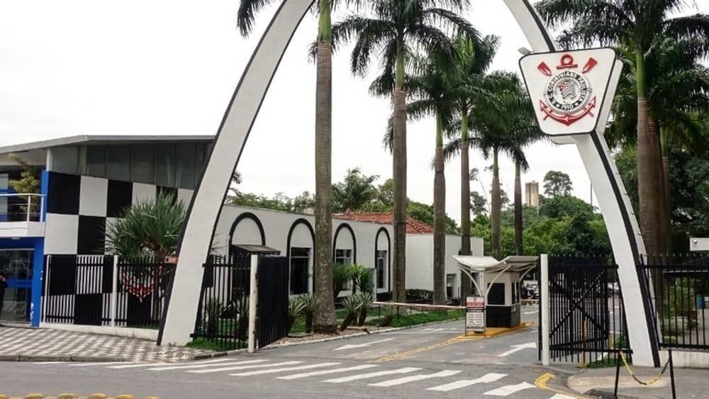 Sede do Corinthians é alvejada por tiros e pichada um dia antes de eleição