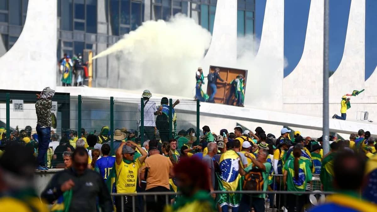 Forças de Segurança fazem operação para desmanchar acampamento em frente ao Exército em Brasília
