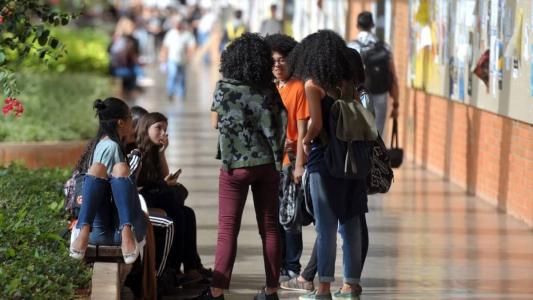 Lei de Cotas garante a reserva de vagas nas universidades e institutos federais para estudantes negros, pardos, indígenas, com deficiência e de baixa renda da escola pública