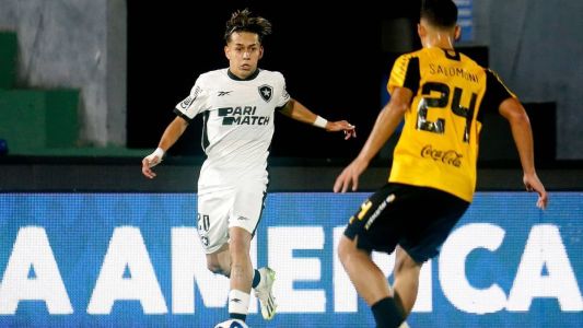 Segovinha, do Botafogo, encarando a marcação do Guaraní, em Assunção