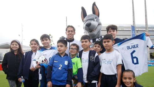 Segovinha em visita a sua antiga escola em Assunção, no Paraguai