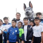 Xodó do Botafogo, Segovinha visita escola em Assunção e é sucesso  no Paraguai