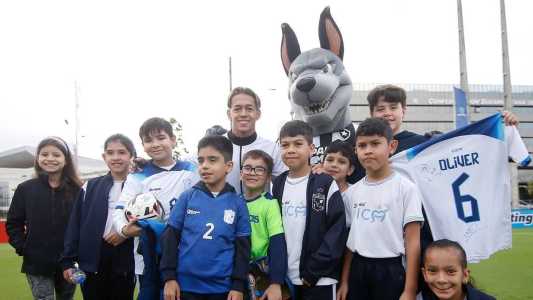 Segovinha em visita a sua antiga escola em Assunção, no Paraguai