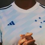 Cruzeiro divulga vídeo de nova camisa branca com participações de Milton Nascimento e Samuel Rosa