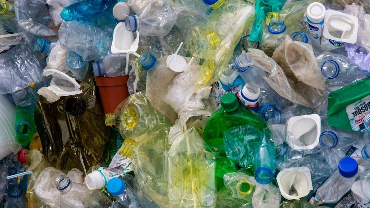 Brasil gerou 13,7 milhões de toneladas de resíduos plásticos em 2022