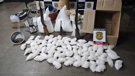 Segundo a polícia 54 kg de cocaína foram apreendidos.