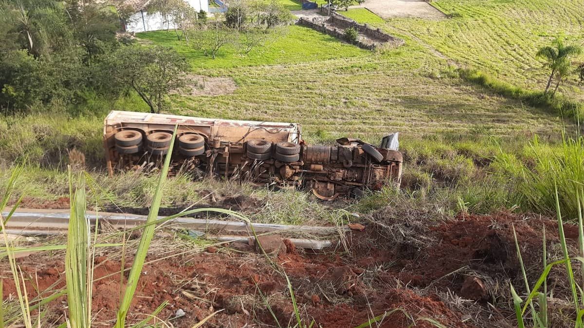Motorista morre após carreta capotar ao despencar de barranco em Minas
