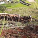 Motorista morre após carreta capotar ao despencar de barranco em Minas