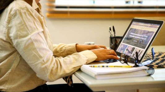 Pessoas estressadas movem o mouse com menos precisão e erram teclas com mais frequência, diz estudo